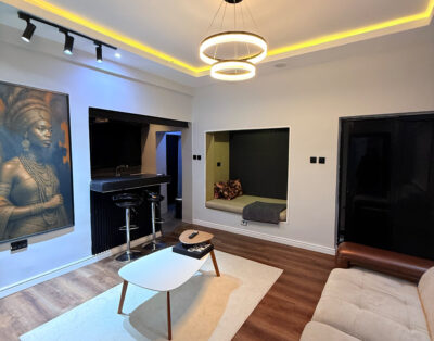 Cozy and themed 1 bedroom apartment with inbuilt speakers, Mac Computer, work space and PS5 located in Wuse 2 Abuja